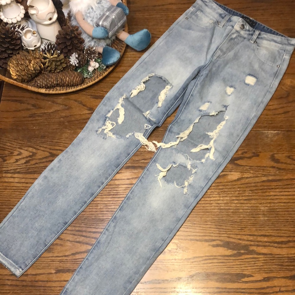 NWOT Dahli destroyed jeans